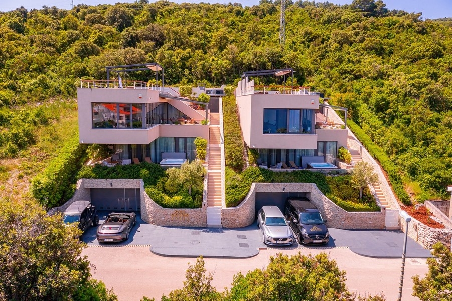 Due ville sul pendio con garage e terrazze sul tetto