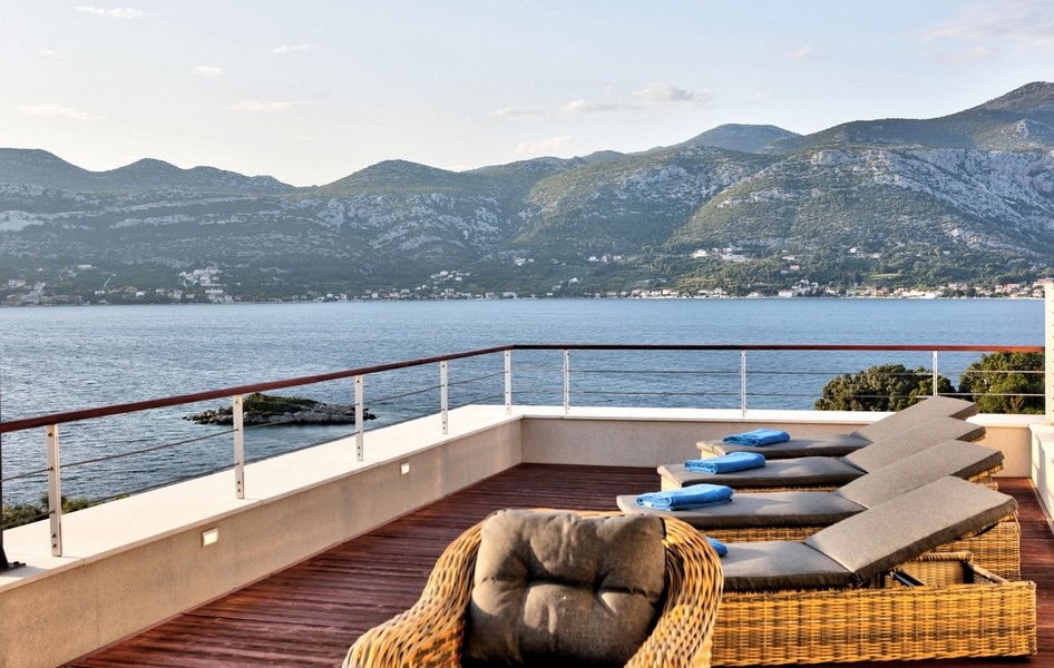 Vista mare dalla terrazza sul tetto della villa H3532 vicino a Korcula, Dalmazia.