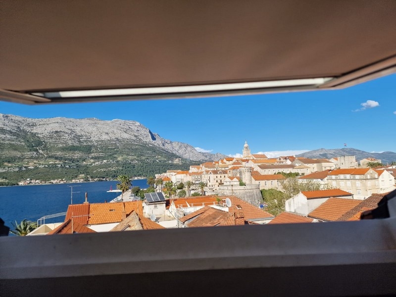 Vista sulla città vecchia di Korcula dalla casa H3533, in vendita lì.