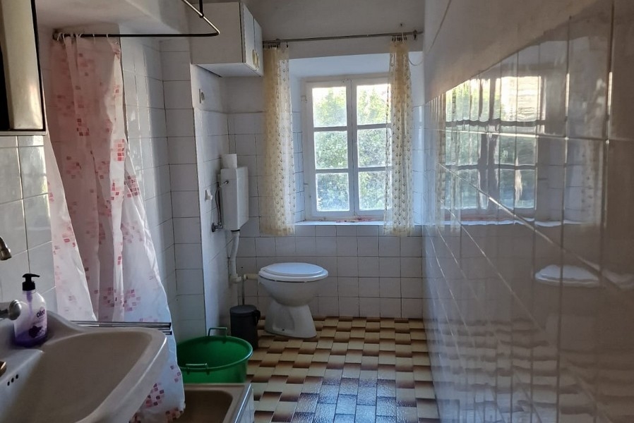 Bagno con finestra, doccia, lavabo e WC
