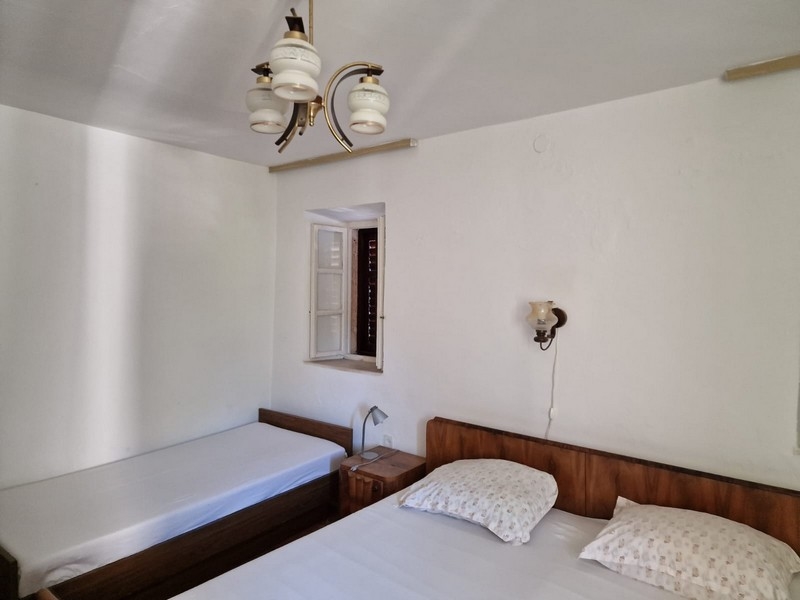 Camera da letto con letto matrimoniale, letto singolo e comodini