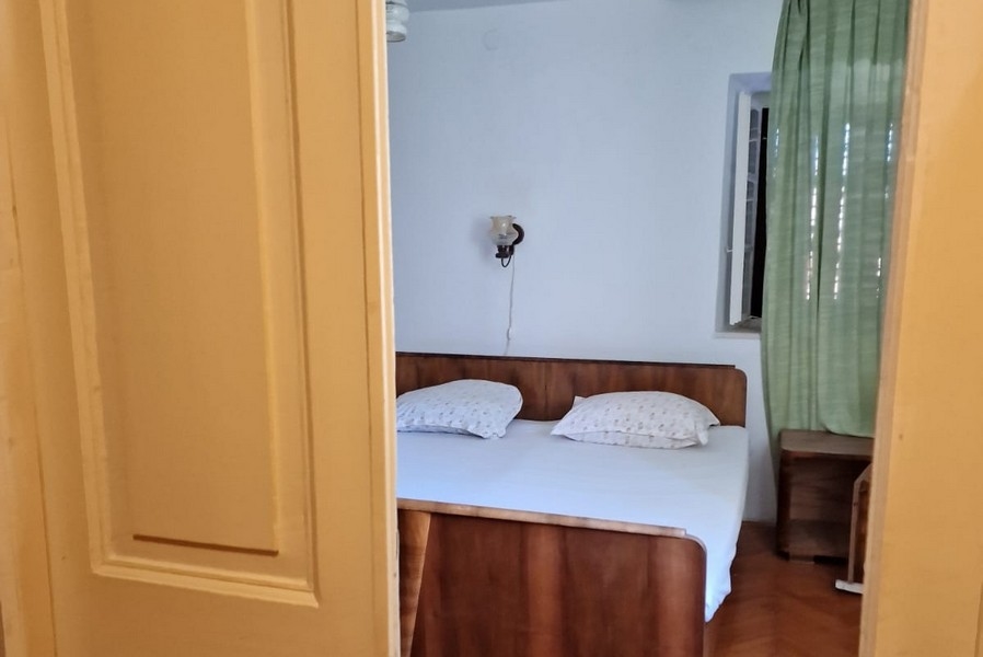 Vista attraverso la porta su una camera da letto con letto matrimoniale