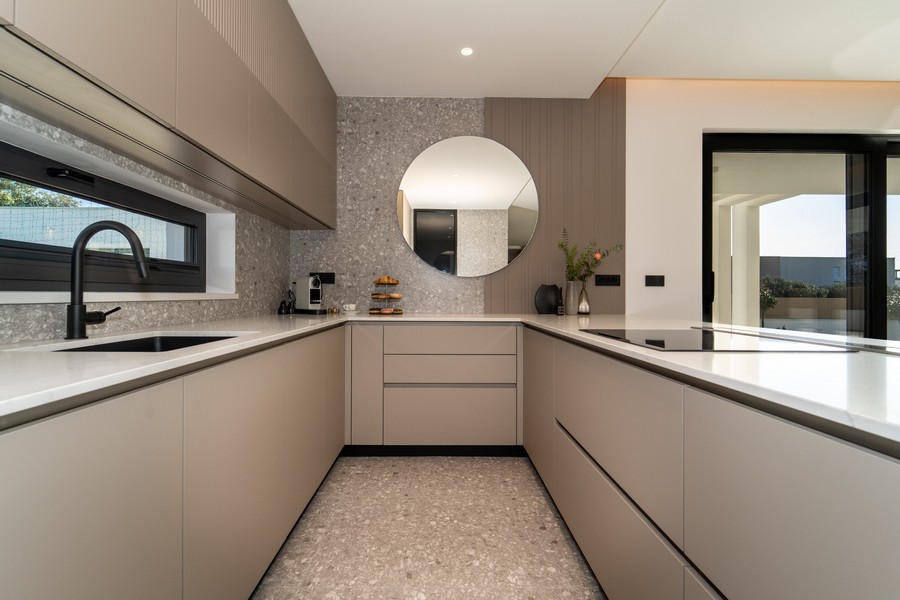 Cucina a incasso di pregio con dotazioni moderne
