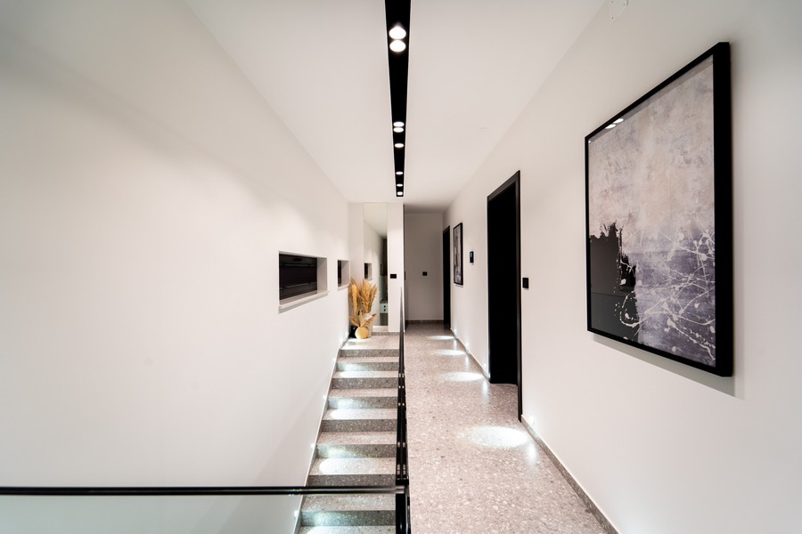 Corridoio illuminato dal design elegante