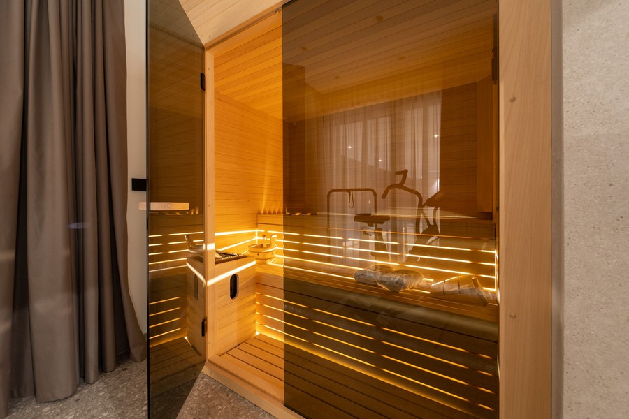 Sauna esclusiva con vetrata e illuminazione