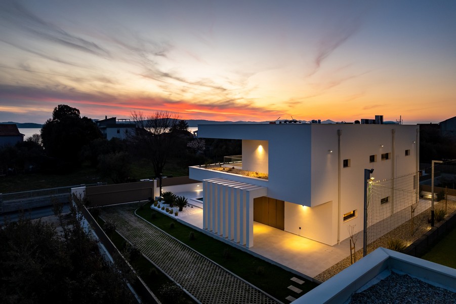 Villa moderna di nuova costruzione al tramonto