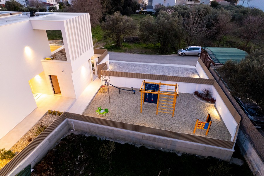 Parco giochi per bambini nell'area esterna della villa