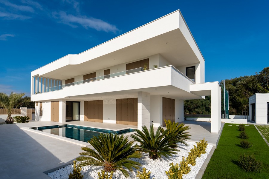 Villa di lusso con piscina e architettura moderna