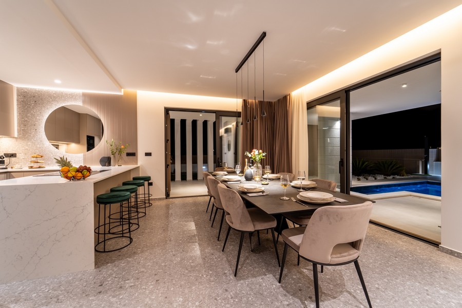 Elegante zona pranzo con vista sulla piscina