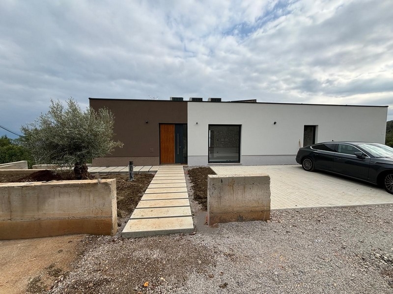 Ingresso e vista sui posti auto dell'immobile H3539.