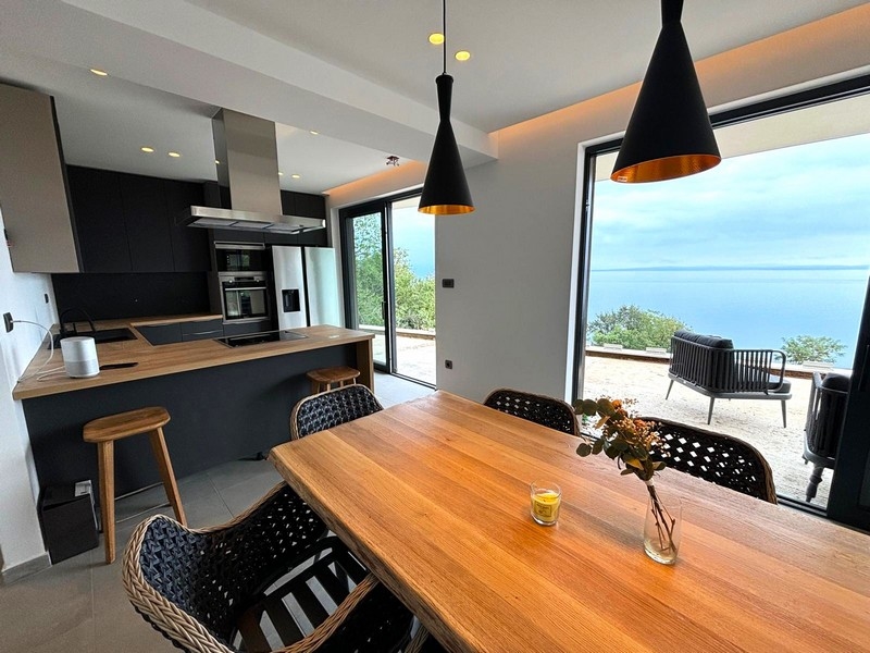 Cucina moderna con zona pranzo e vista mare