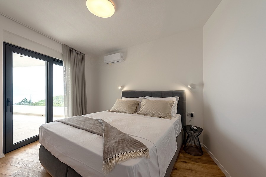 Camera da letto con letto matrimoniale, accesso al balcone e vista mare
