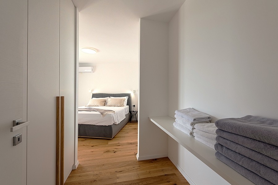 Camera da letto con cabina armadio e arredamento sobrio