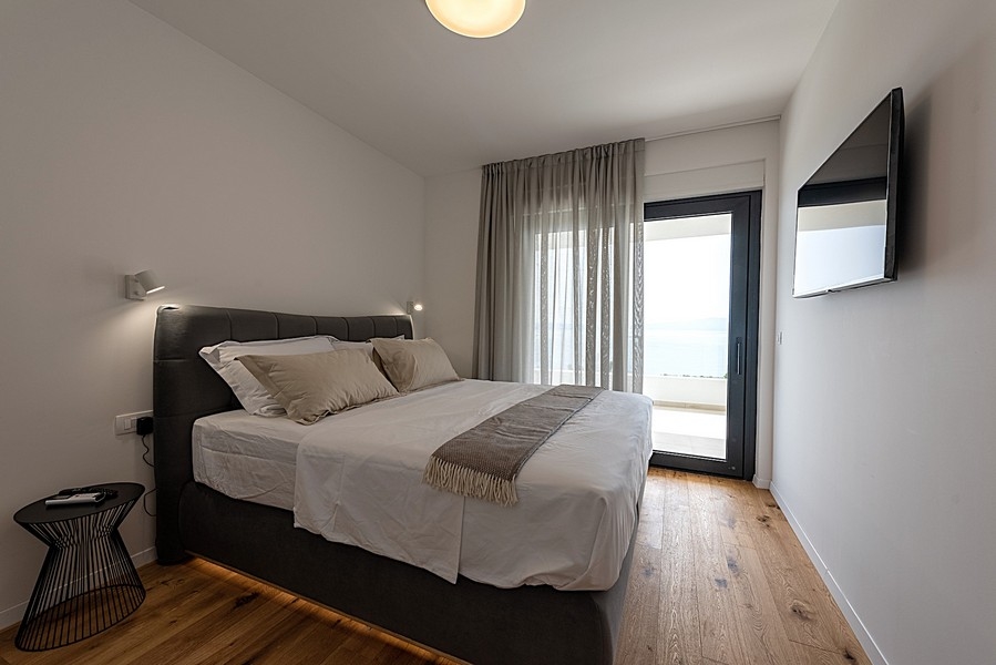 Camera da letto con letto matrimoniale, accesso al balcone e vista mare
