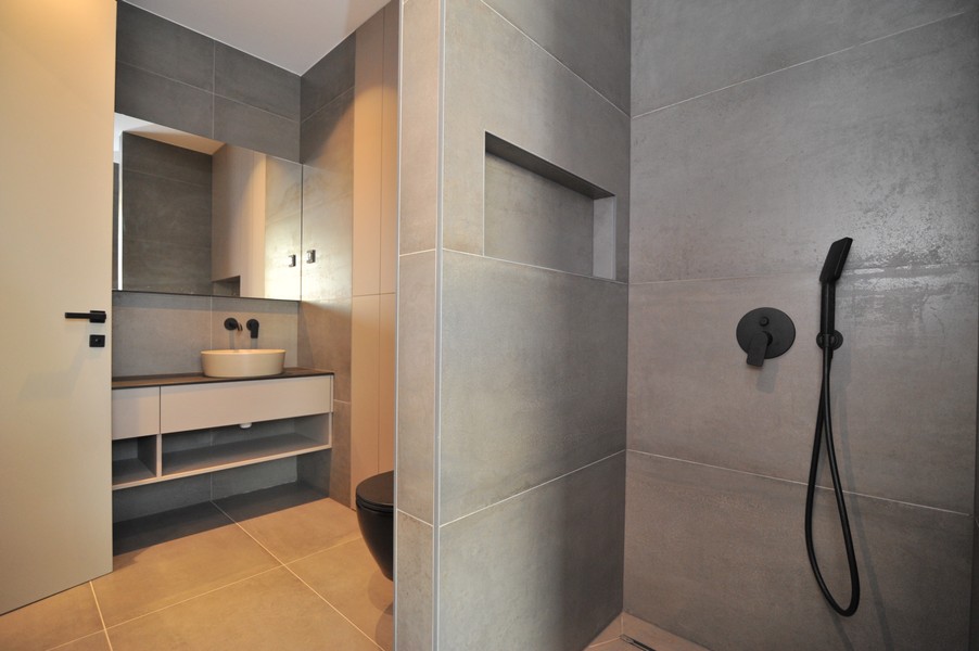 Bagno con elegante doccia