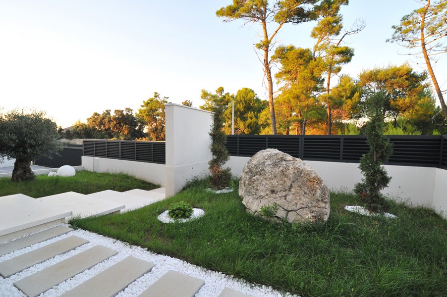 Giardino mediterraneo dell'immobile H3543 a Privlaka, regione di Zadar.