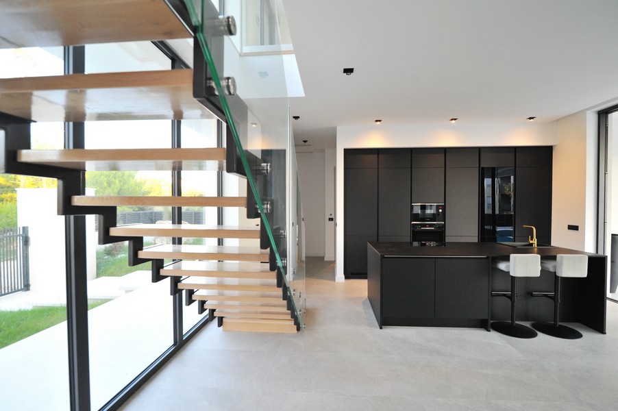 Scala e cucina in stile moderno
