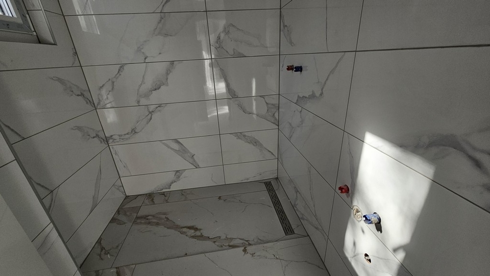 Bagno con piastrelle moderne e doccia