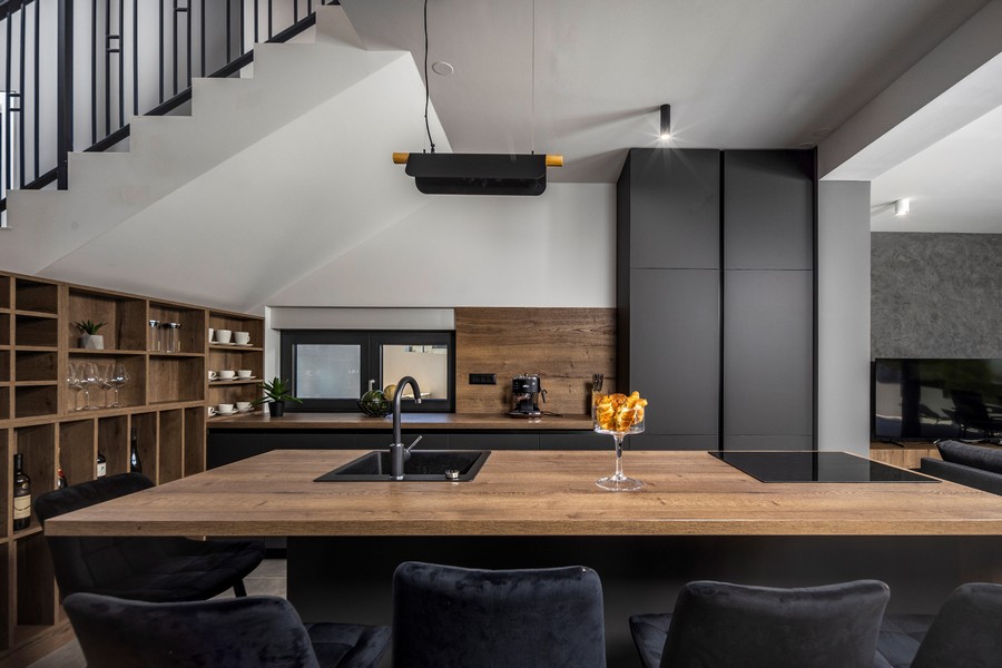 Cucina moderna con piano in legno ed elementi neri