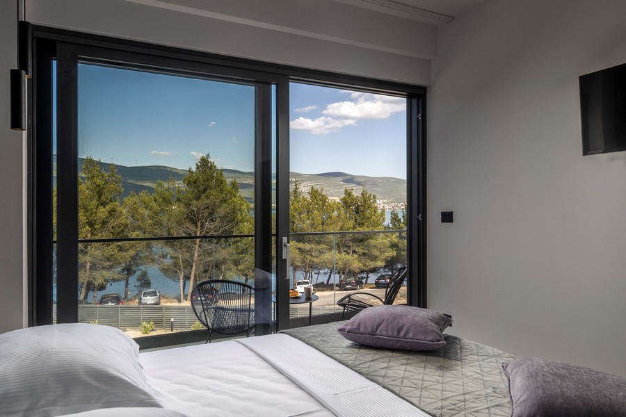 Camera da letto con balcone e vista mare