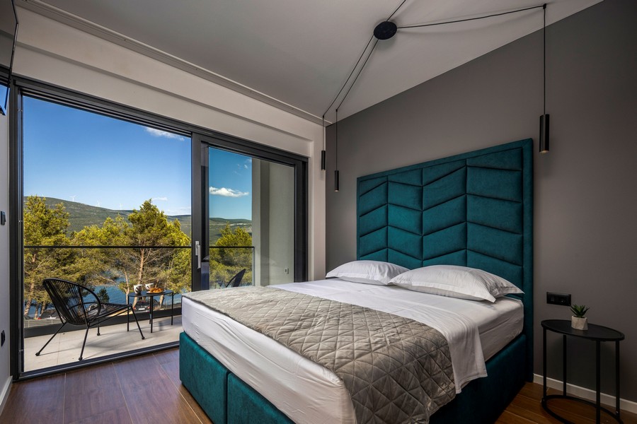 Camera da letto con letto grande e finestra panoramica