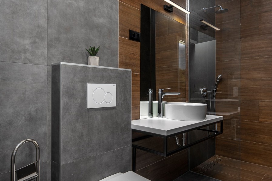 Bagno moderno con elementi in legno e pietra