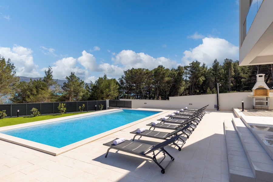 Piscina della villa di lusso H3547, in vendita in Croazia.