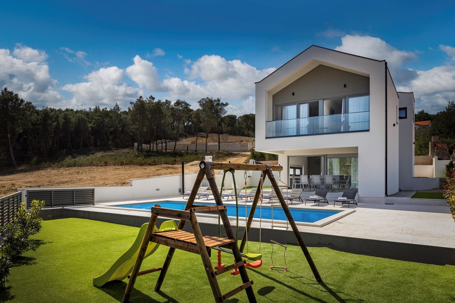 Parco giochi per bambini della villa H3547, in vendita direttamente sul mare in Croazia.