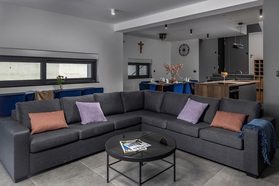 Zona giorno aperta con cucina moderna e tavolo da pranzo