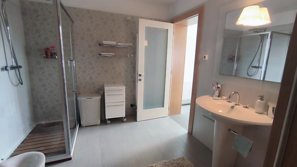 Bagno moderno con grande doccia e specchio