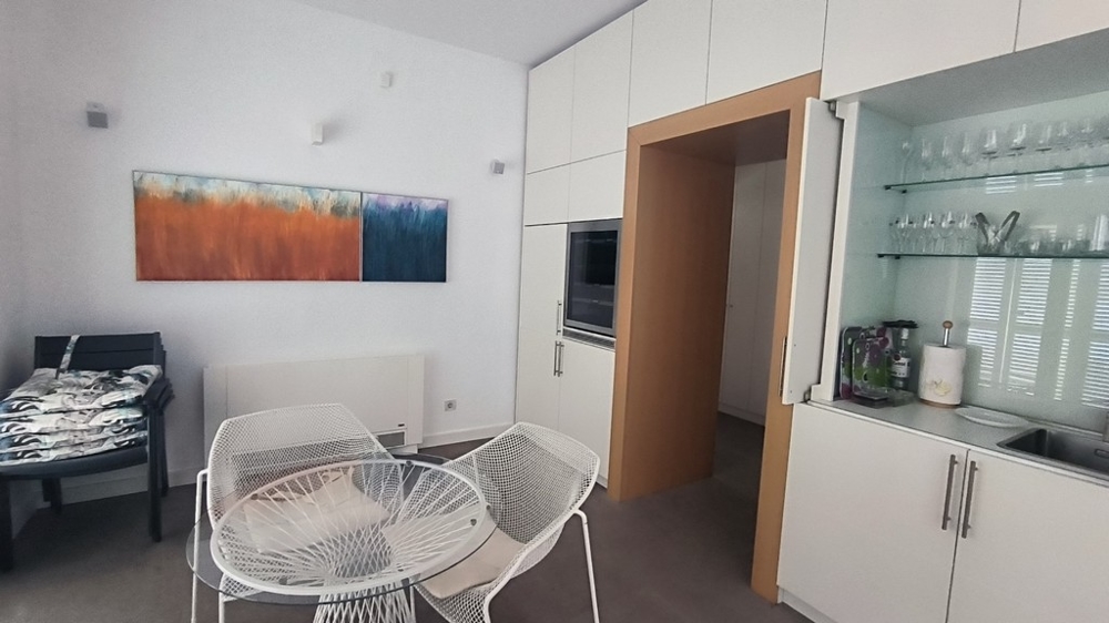 Zona pranzo con parete in vetro e arredamento moderno