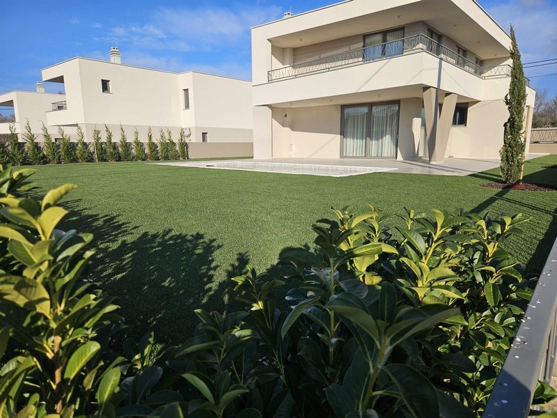 Villa nuova con giardino verde e piscina sull'isola di Krk.