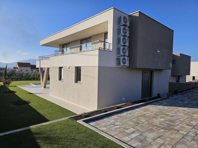 Villa di nuova costruzione con tetto piano, condizionatori e grande terreno