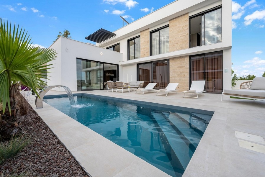 Villa a Tribunj con piscina e fontana a bocca in giardino