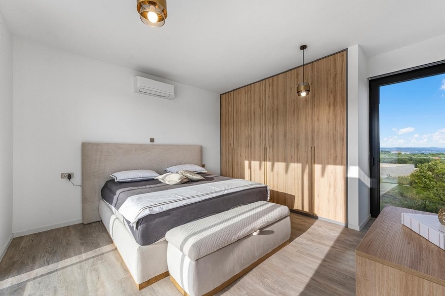 Camera da letto con accenti in legno e grande armadio