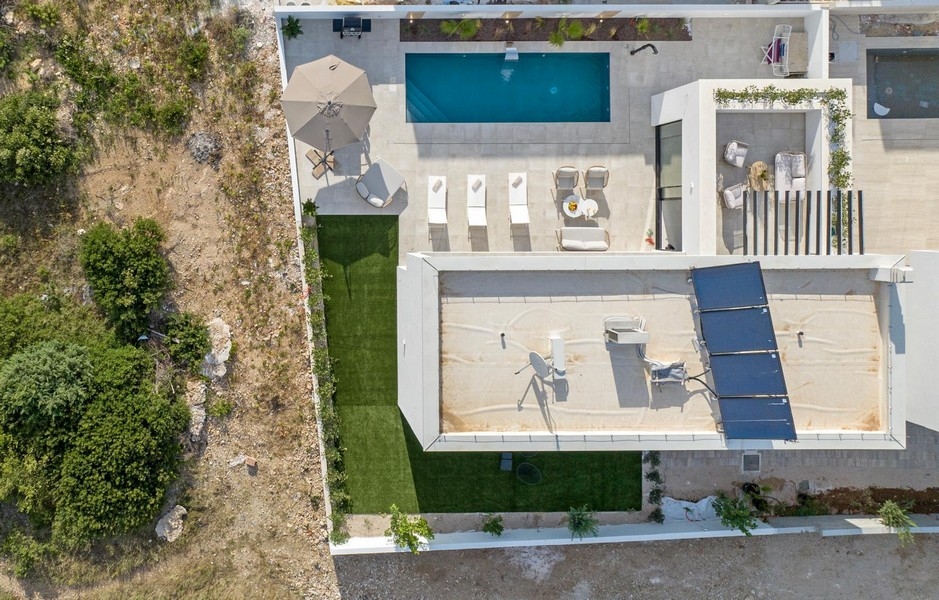 Veduta aerea dell'area esterna con piscina e terrazza