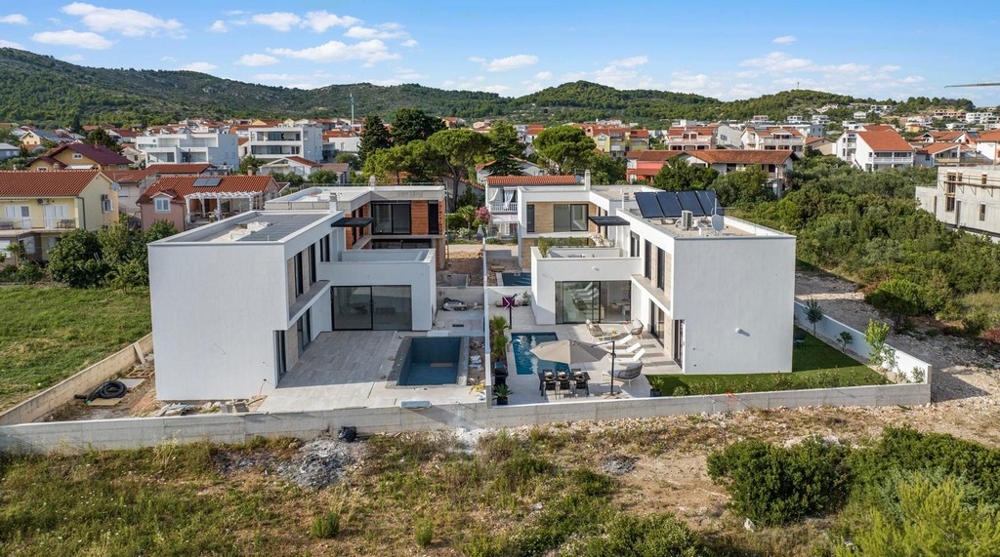 Villa di nuova costruzione vista dall'alto con piscina e giardino
