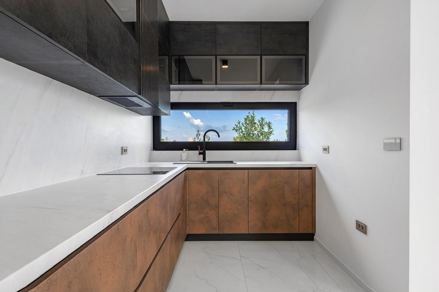 Cucina moderna con materiali di pregio e vista