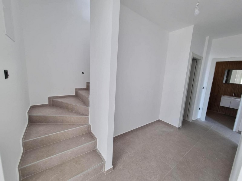 Vano scale con accesso a bagno e stanze