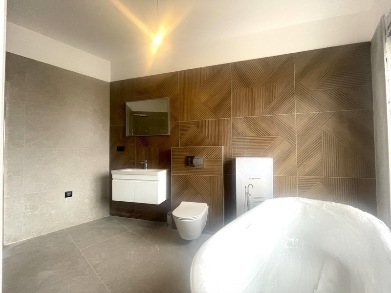 Bagno con arredi moderni e vasca da bagno