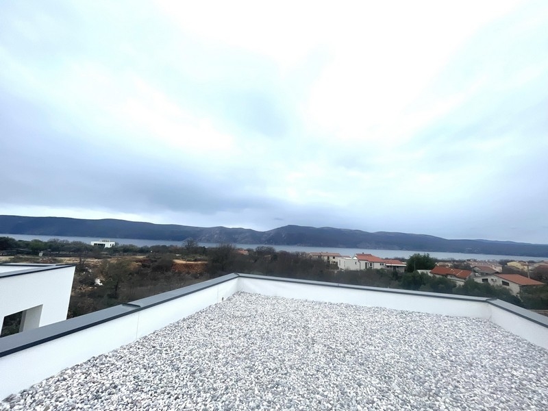 Vista panoramica dalla terrazza sul tetto sul mare