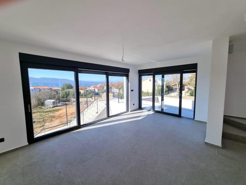 Zona giorno con grandi vetrate e vista mare