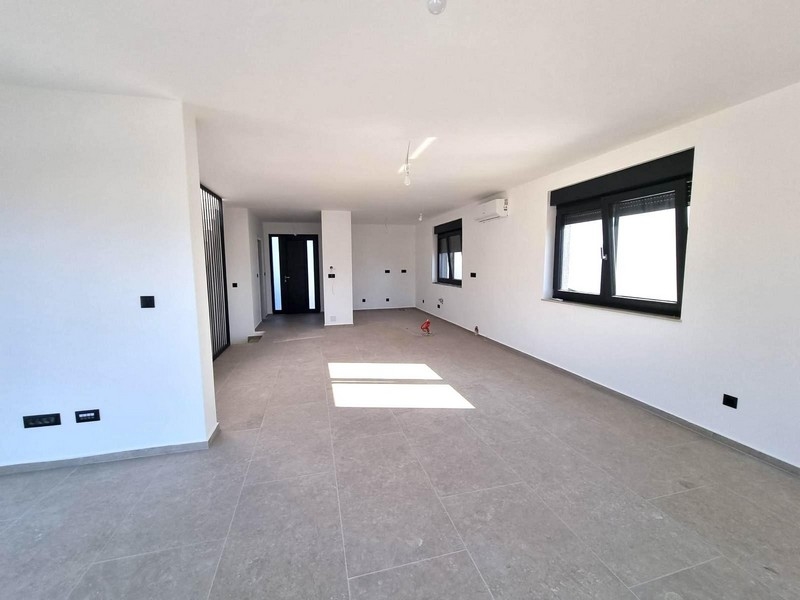 Ampio locale luminoso al piano superiore