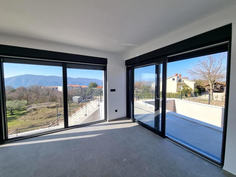 Vista dal soggiorno sulla terrazza e sul giardino