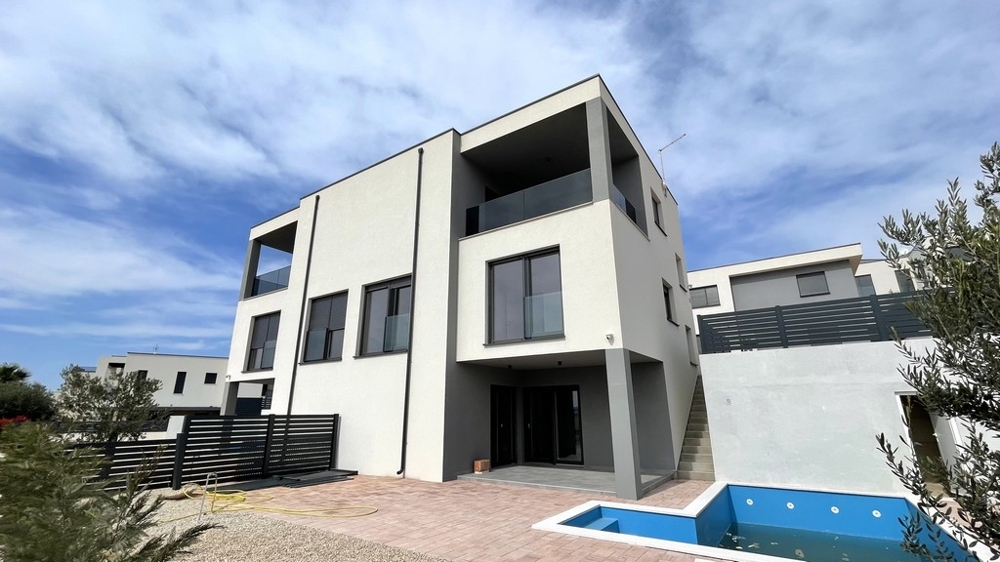 Casa bifamiliare con piscina a Vodice.