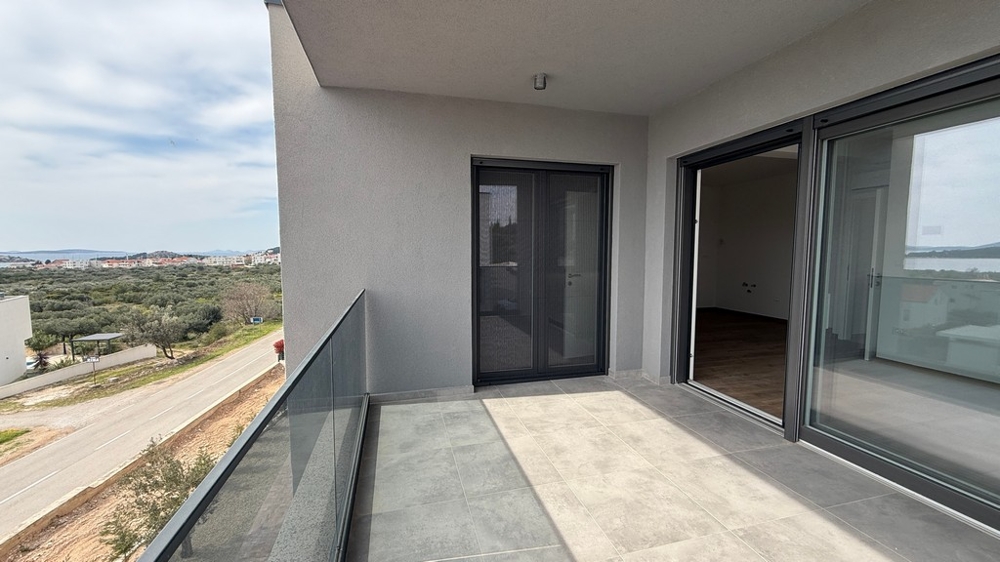 Balcone coperto con parapetto in vetro e accesso alla zona giorno