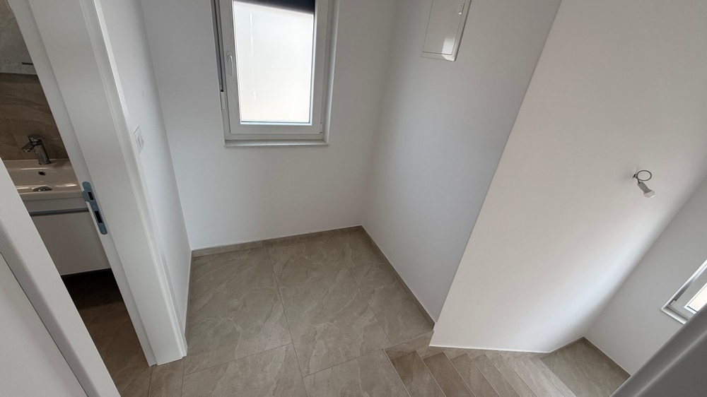 Zona scale con finestra e accesso al bagno
