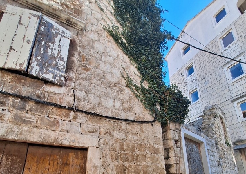 Casa nel centro storico da ristrutturare in vendita a Trogir, Croazia.