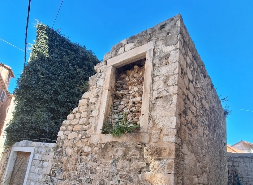 Casa in pietra da ristrutturare in vendita a Trogir, Dalmazia.
