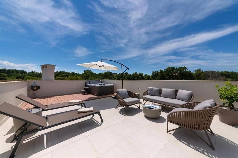Terrazza sul tetto con vista sul verde vicino a Porec in Croazia.